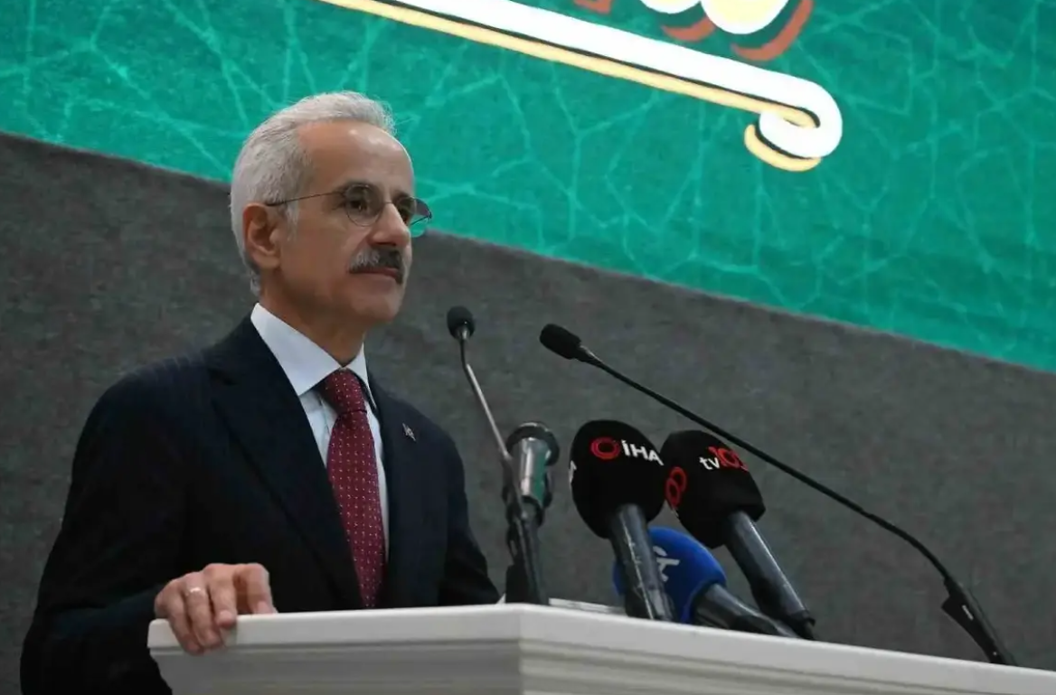 15 yaş altındakiler sosyal medya kullanamayacak! Bakan Uraloğlu açıkladı