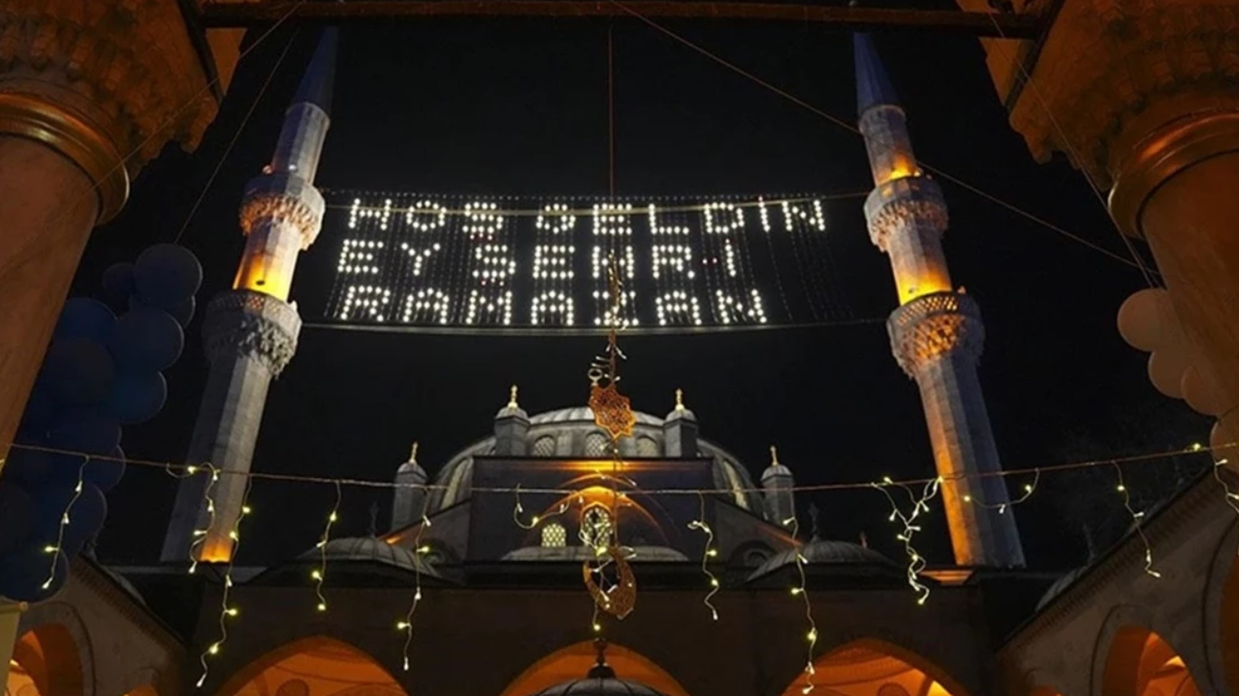 İlk sahur saat kaçta? Bugün teravih var mı? İşte tüm sahur ve iftar vakitleri 2026…