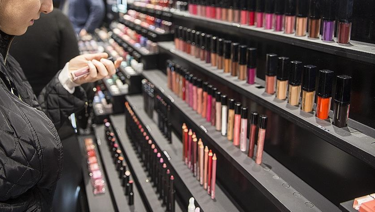 Dünyaca ünlü dev kozmetik markalarına soruşturma: Çocukları hedef alıyor