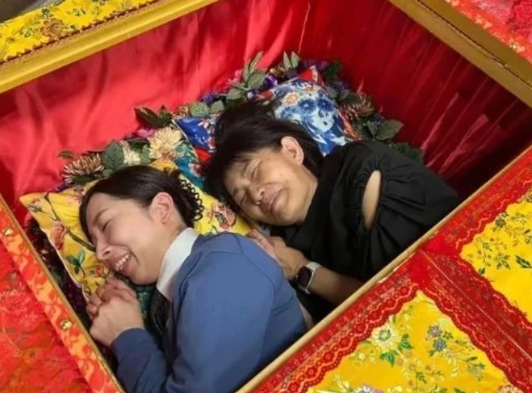 Japonya’da sıra dışı meditasyon: 30 dakika tabutun içine giriyorlar