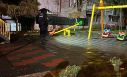 Parkta dehşet! 2 yaşındaki çocuk bıçakla boğazından yaralandı